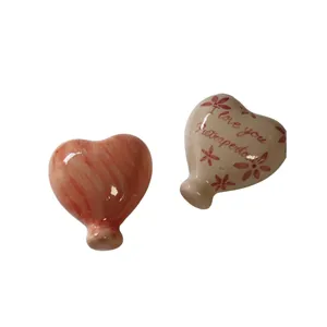 Magneti a forma di cuore rosso con scritta love