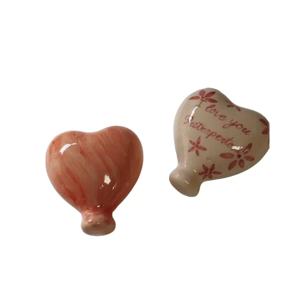 Magneti a forma di cuore rosso con scritta love