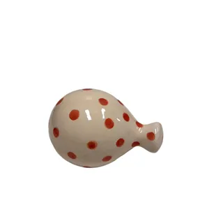 Magnete a forma di palloncino decorato a pois rossi