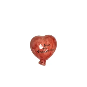 Magnete a forma di cuore decorato rosso e scritta love