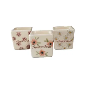 Vasetti quadrati con decorazioni floreali
