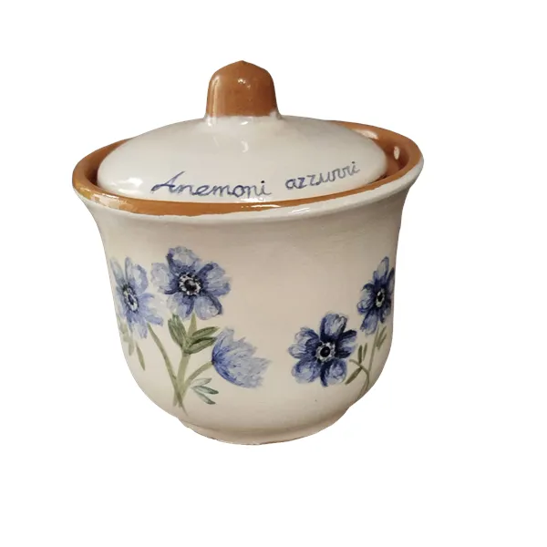 Zuccheriera con anemoni azzurri
