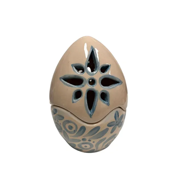 Uovo di Pasqua grande traforato con decorazione di fiori azzurri