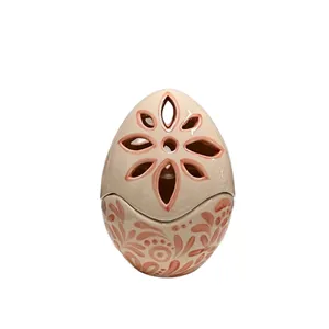Uovo di Pasqua grande traforato con decorazione di fiori rosa
