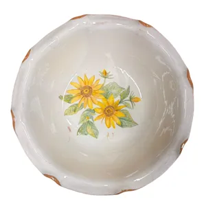 Piatto smerlato con decorazione di girasoli