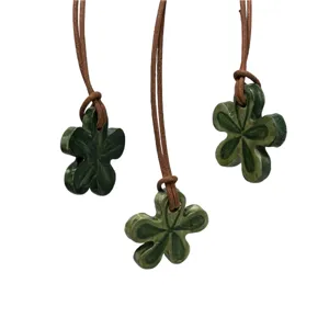 Collana con ciondolo fioriforme smaltato verde smeraldo
