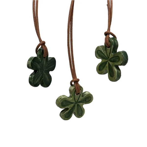 Collana con ciondolo fioriforme smaltato verde smeraldo