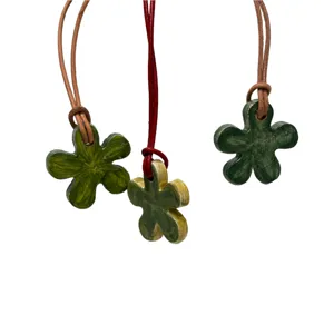 Collana con ciondolo fioriforme verde con bordo naturale in terracotta
