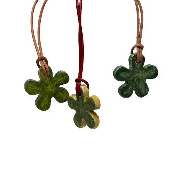 Collana con ciondolo fioriforme verde con bordo naturale in terracotta