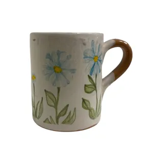 Tazza in ceramica con margherite azzurre dipinte a mano