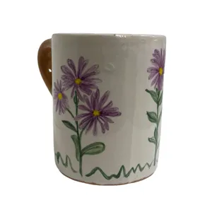 Tazza in ceramica con astri viola e bordo a zig-zag verde
