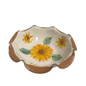 Piatto in ceramica con bordo smerlato e girasoli dipinti a mano