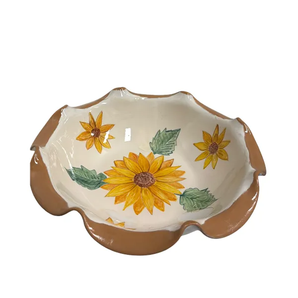 Piatto in ceramica con bordo smerlato e girasoli dipinti a mano